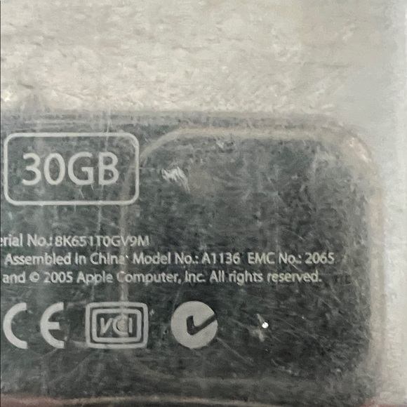 Apple 5th Gen IPod. 30GB model A1136 - Picture 6 of 6